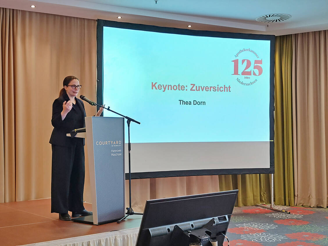 Thea Dorn, Keynote Rednerin, gab einige Denkanstöße zum Thema Demokratie und Zuversicht. / © PZ/Brüggen