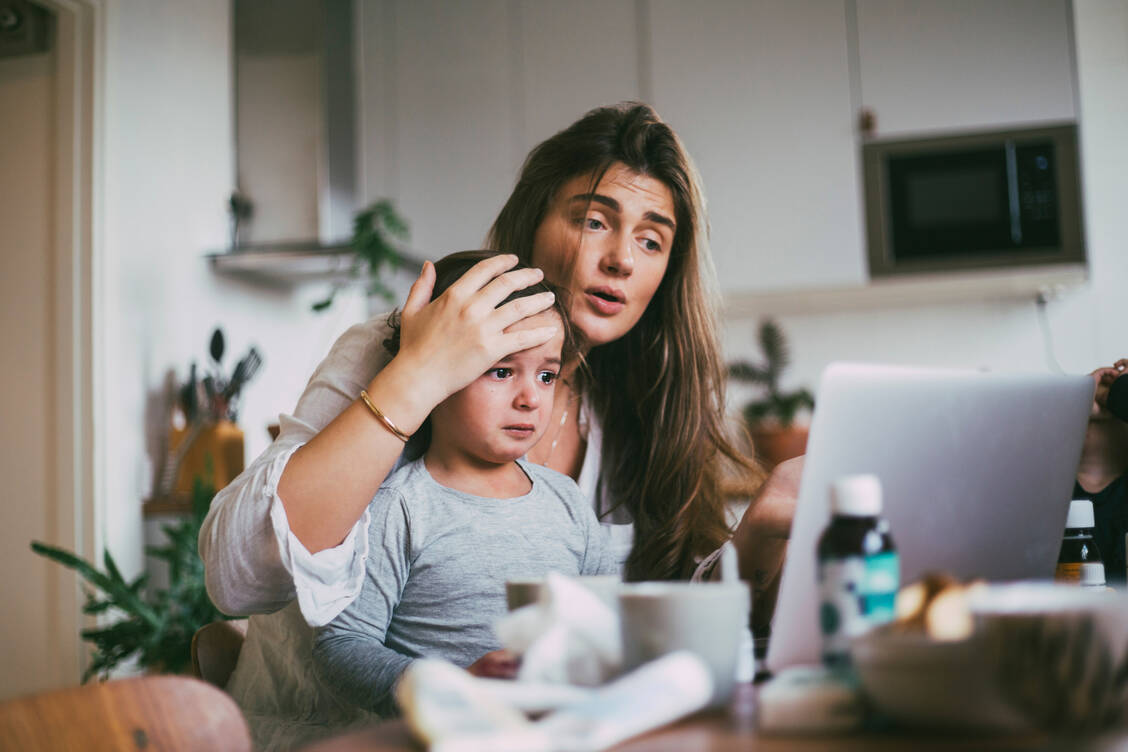 Berufstätige Frauen nehmen laut AOK auch 2025 deutlich häufiger Kinderkrankentage in Anspruch als Männer. / © Getty Images/Maskot