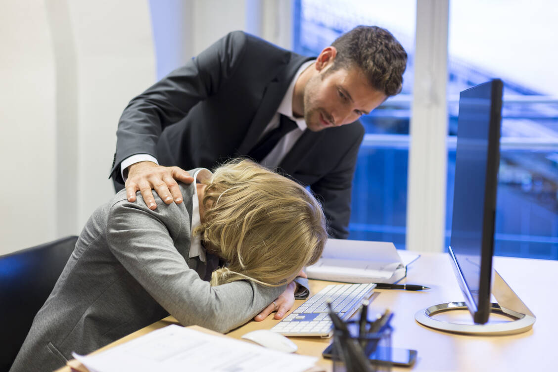 Was raus muss, muss raus: Zwar ist vielen Menschen das Weinen im Büro oft unangenehm – dafür gibt es aber keinen Grund. / © Shutterstock/LDprod