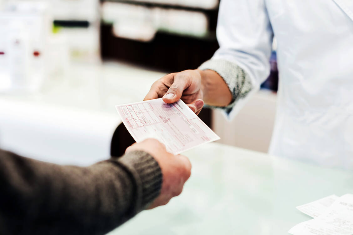 Der »Sicherheitslücke Papierrezept« müsse endlich vorgebeugt werden, forderten der LAV und die LAK Baden-Württemberg auf dem Deutschen Apothekertag in München. / © Getty Images/Tom Werner