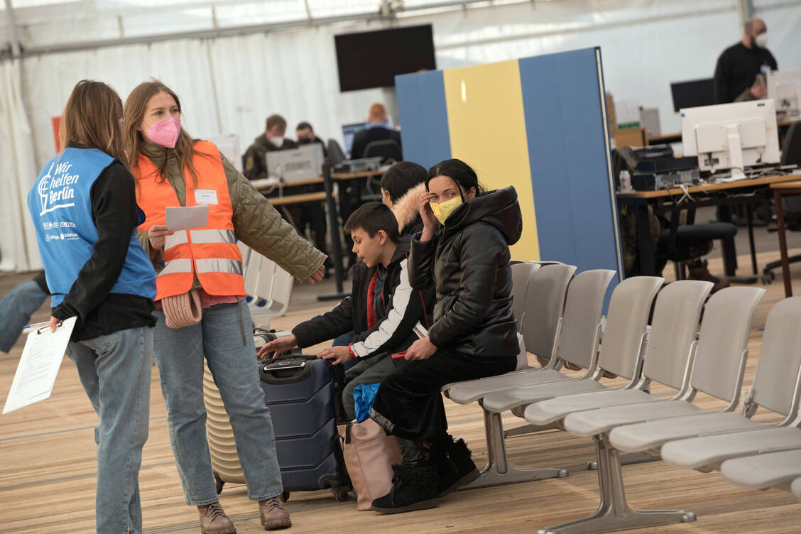Für noch nicht registrierte Geflüchtete aus der Ukraine gibt es bislang keine klare Regelung bei der medizinischen Versorgung. In Berlin (hier ein Ankunftszentrum auf dem Tegeler Flughafengelände) gibt es jetzt lokale Vorgaben. / Foto: IMAGO/Stefan Trappe