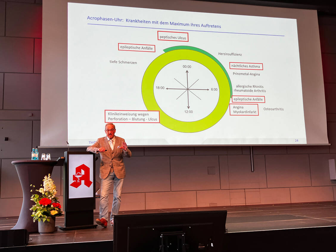 Auch Krankheitssymptome gehorchen einem gewissen Biorhythmus. Am tödlichsten sind übrigens die frühen Morgenstunden, informierte Professor Dr. Thomas Herdegen, Uni Kiel. / Foto: PZ/Daniela Hüttemann
