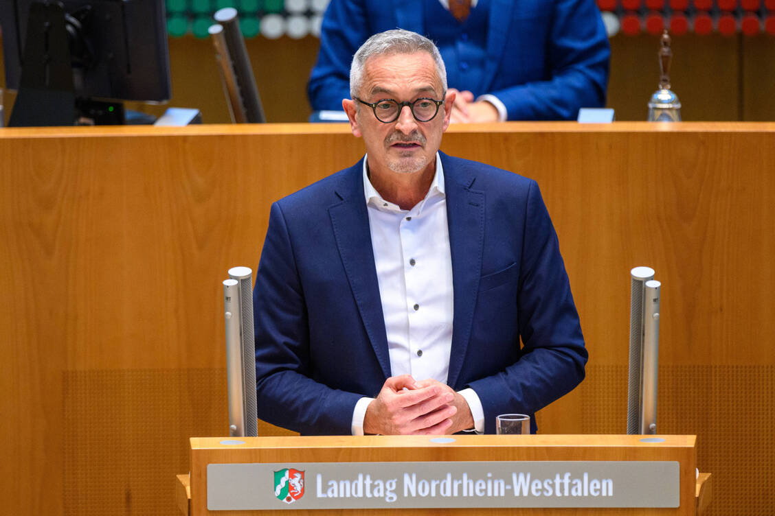 Werner Pfeil, FDP-Abgeordneter im nordrhein-westfälischen Landtag, hat die Landesregierung dazu aufgefordert, Medikamenten-Lieferungen an Belgien zu prüfen. / Foto: IMAGO/Sven Simon