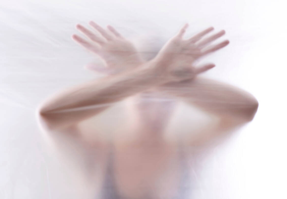 Eine therapieresistente Depression ist hochbelastend für die Patienten. Bei Erwachsenen darf das Esketamin-Nasenspray in Kürze auch im ambulanten Bereich eingesetzt werden – immer unter Aufsicht.   / Foto: Getty Images/Bernd Friedel /EyeEm