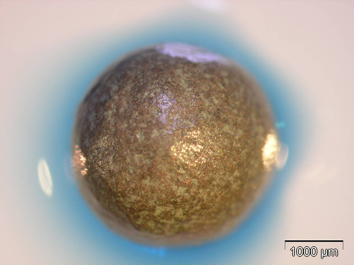Metallische Hohlkugel mit Pilzenzymen. Die Enzymreaktion (blaue Corona) ist mit einem Farbstoff sichtbar gemacht. / Foto: TU Dresden/Werner