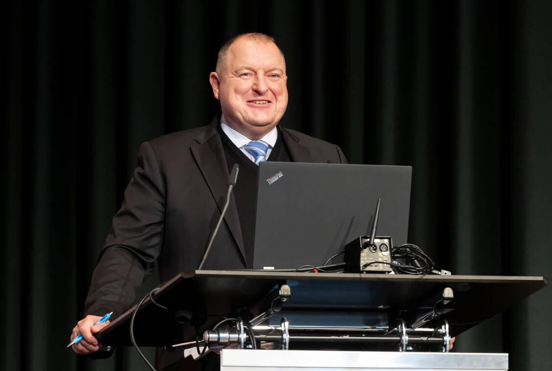 Kammerpräsident Dr. Armin Hoffmann zeigte sich bei der Kammerversammlung erfreut über den heilberuflichen Schulterschluss. / Foto: AKNR/Uta Wagner