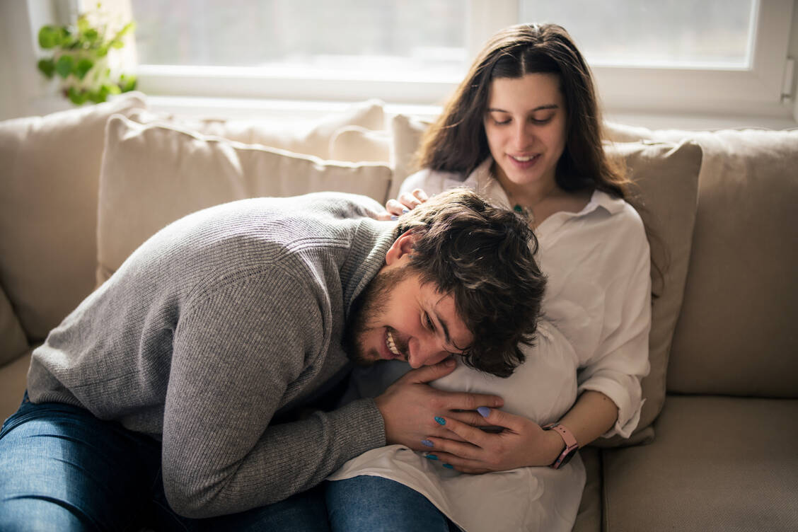 Eltern wollen das Beste für ihr Kind. Für Typ-2-Diabetiker stellt sich die Frage, ob sie zum Wohl des Kindes Metformin absetzen sollten. Neuen Studiendaten zufolge ist das wohl unnötig. / Foto: Getty Images/ArtistGNDphotography