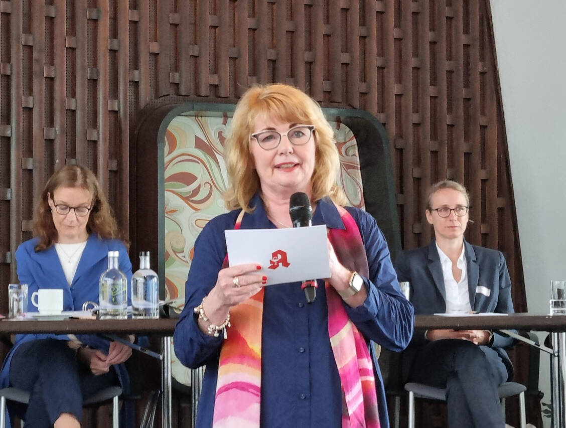 Burs bedankte sich für das Vertrauen der letzten fünf Jahre und rief zu Zuversicht und Kampfgeist auf. / Foto: PZ/Daniela Hüttemann