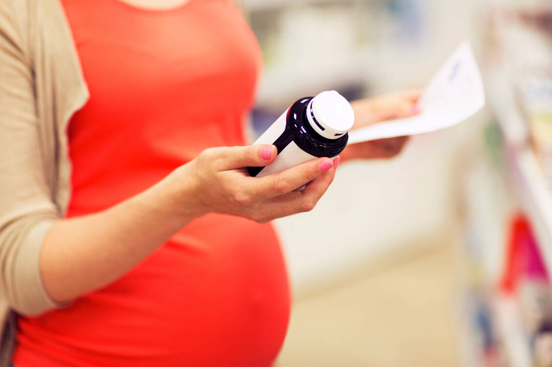 Auch Schwangere bleiben von grippalen Infekten nicht verschont. Dann ist die Apotheke eine wichtige Anlaufstelle für die Selbstmedikation. / Foto: Adobe Stock/Syda Productions