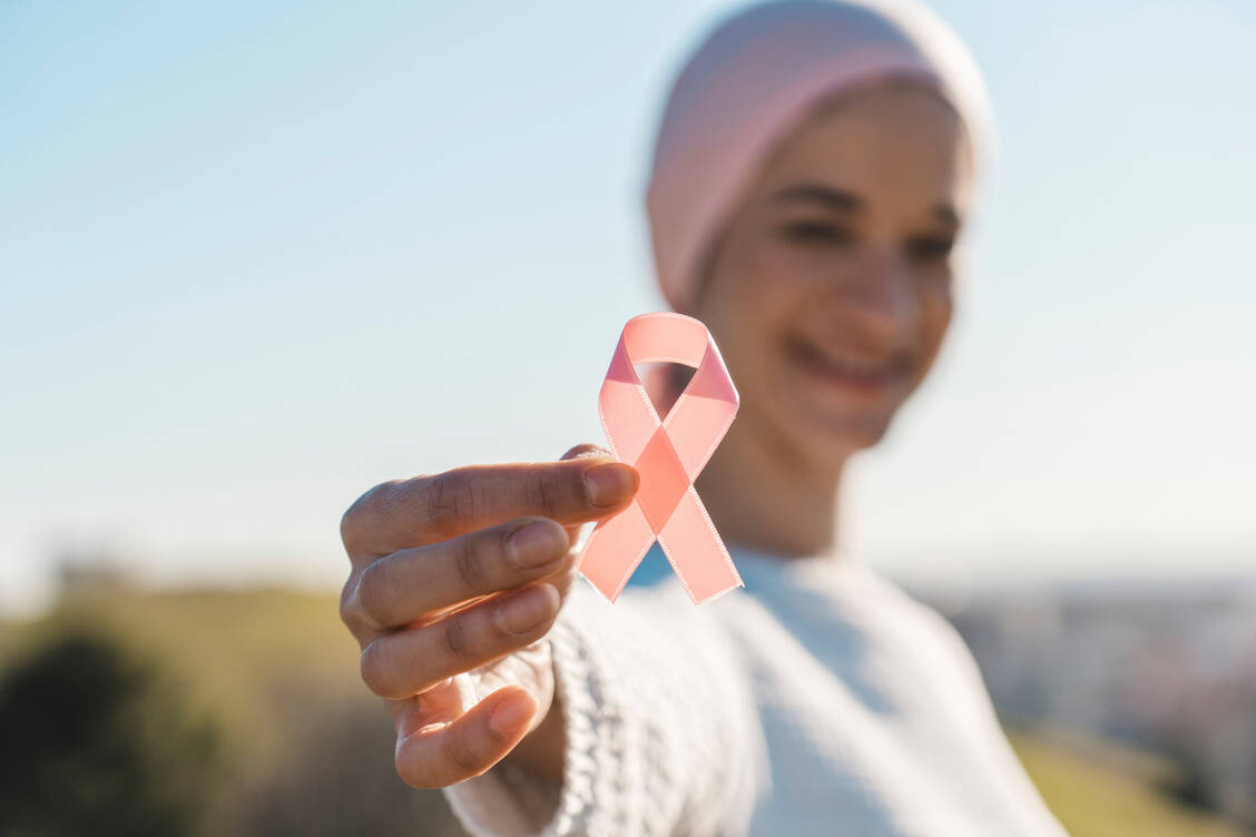 Die Behandlung von Brustkrebs richtet sich nach den Eigenschaften des Tumors. Bei hormonabhängigen, HER2-negativen Tumoren spielen CDK4/6-Hemmer eine wichtige Rolle. / © Getty Images/David Espejo