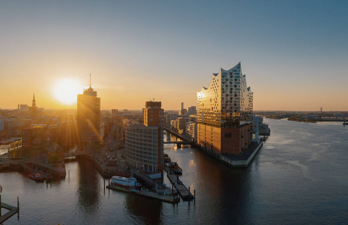Der Luft sieht man ihre Qualität nicht immer an. Derzeit sind vor allem die Feinstaub-Werte in vielen Städten zu hoch, darunter auch Hamburg. / © Adobe Stock/Daniel Fröhlich
