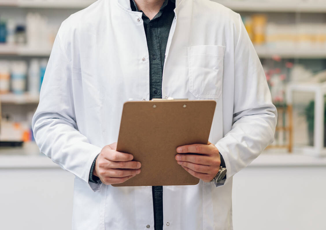 Die AMK besteht aus 21 Expertinnen und Experten aus Pharmazie und Medizin, Wissenschaft und Praxis. / © Getty Images/zamrznutitonovi