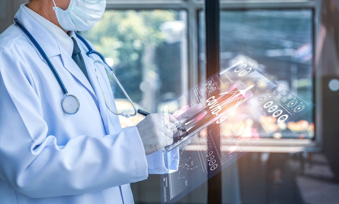 Daten zur Sicherheit und Wirksamkeit experimenteller Covid-19-Medikamente werden derzeit weltweit fieberhaft generiert und ausgewertet. / Foto: Getty Images/Sompong Rattanakunchon