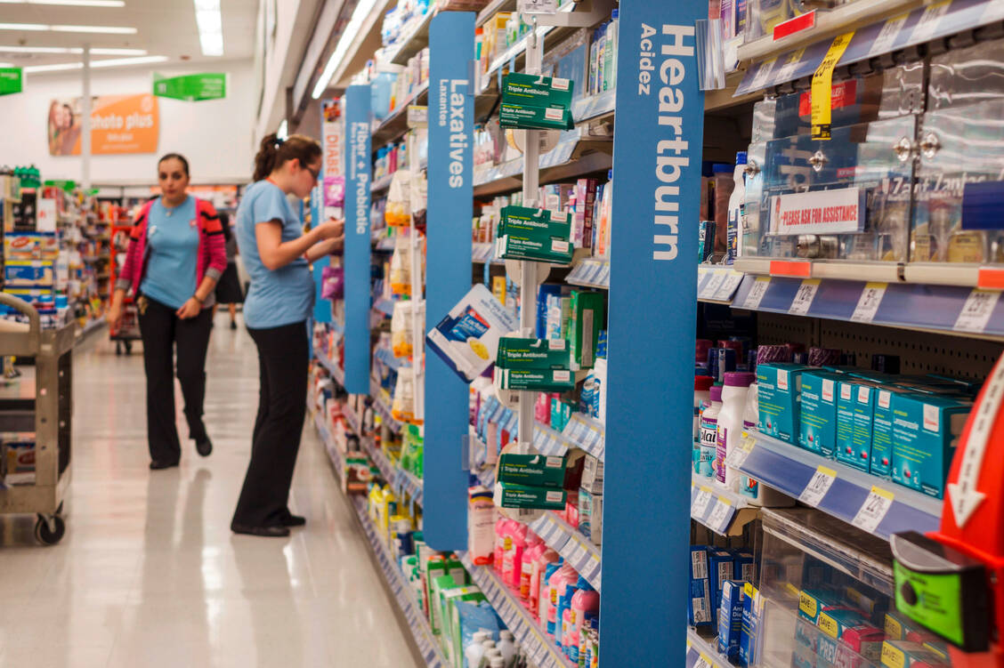 Freie Auswahl wie üblich: In den USA können sich Kunden im Supermarkt mit vielen Medikamenten ohne Prüfung durch eine Apotheker selbst eindecken, auch mit Säureblockern gegen Sodbrennen. Ein beliebter Arzneistoff ist dort der H<sub>2</sub>-Antagonist Famotidin. Dieser wird nun auch in einer Covid-19-Studie getestet, allerdings in einer parenteralen Darreichungsform und in einer sehr hohen Dosis,  / Foto: Jeffrey Isaac Greenberg 7/Alamy Stock Photo