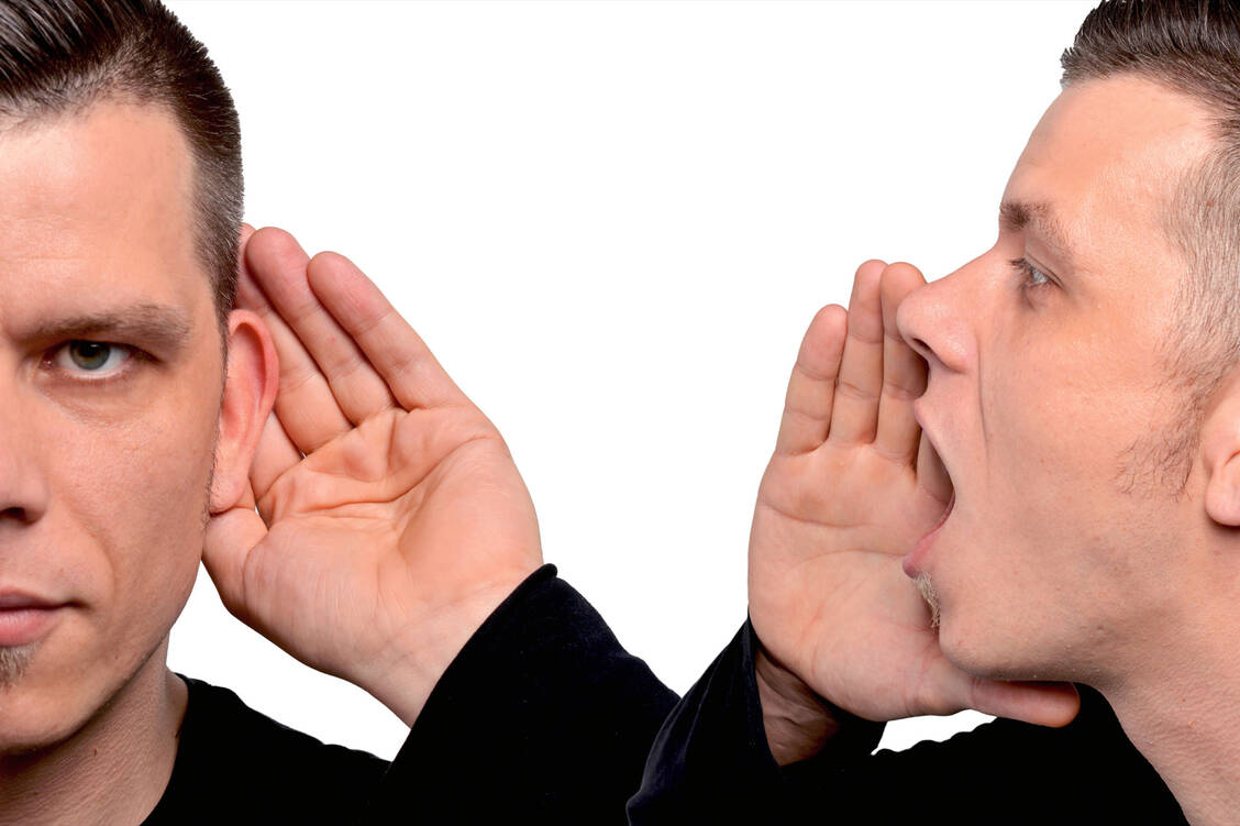 Besser als laut Schreien: ein Hörgerät tragen. Das beugt zugleich einer Demenz vor. / Foto: Fotolia/Henryk Boeck