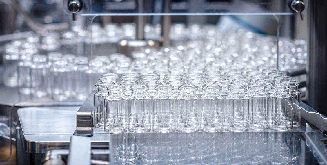 Die Glasfläschchen, in die der mRNA-Impfstoff von Biontech abgefüllt wird, müssen Temperaturen von -80 °C aushalten können. / Foto: Biontech, ROCKSTEIN fotografie