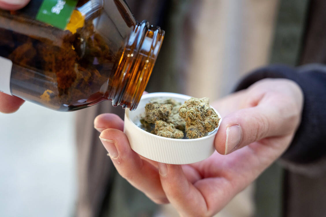 Der Zugang zu Medizinalcannabis soll mit den geplanten  Änderungen am Medizinalcannabisgesetz (MedCanG) erschwert werden. / © Imago/Torsten Leukert