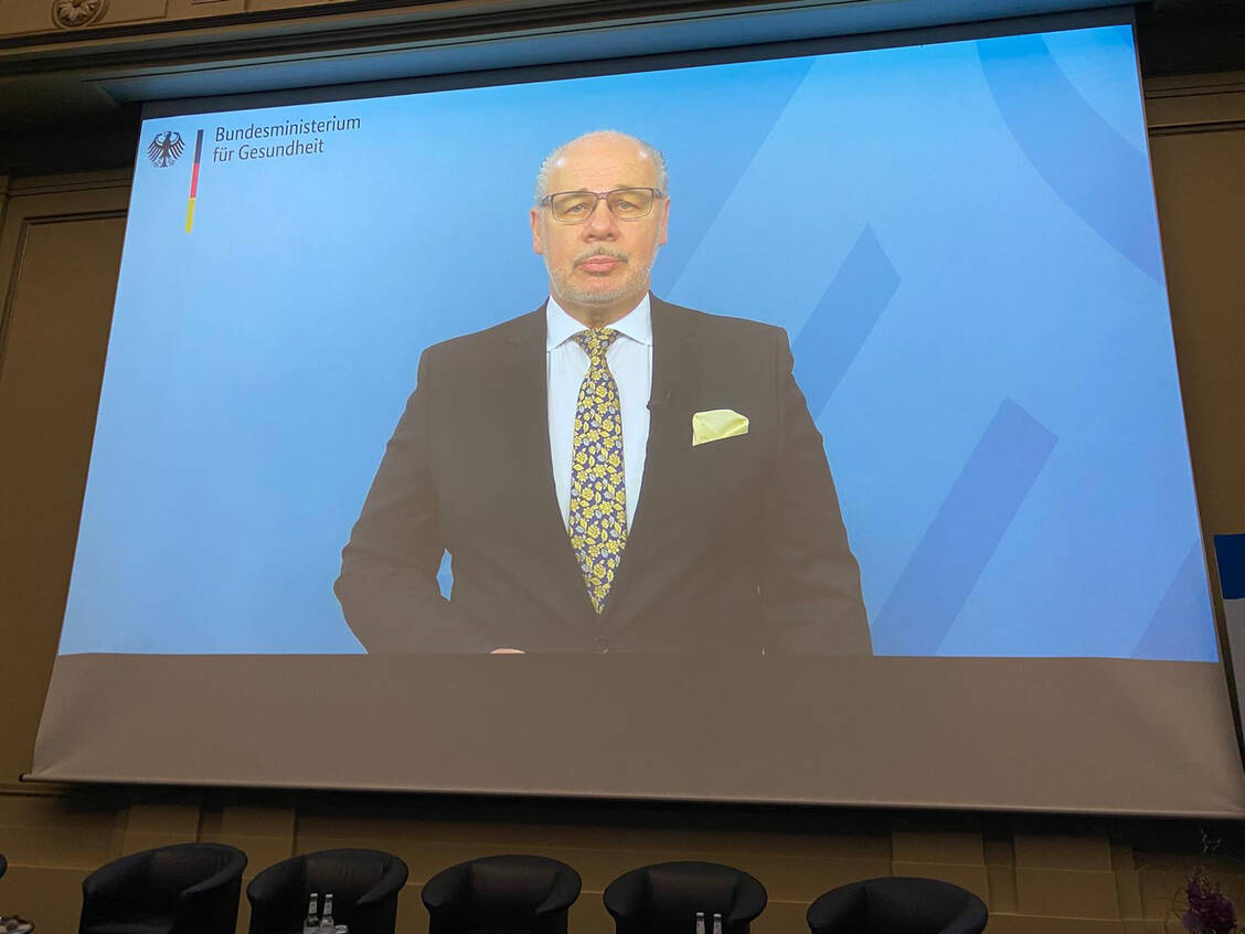 Georg Kippels (CDU), Staatssekretär im Bundesministerium für Gesundheit, sprach per Videobotschaft beim Kongress für Gesundheitsnetzwerker in Berlin. / © PZ/ Alexandra Amanatidou