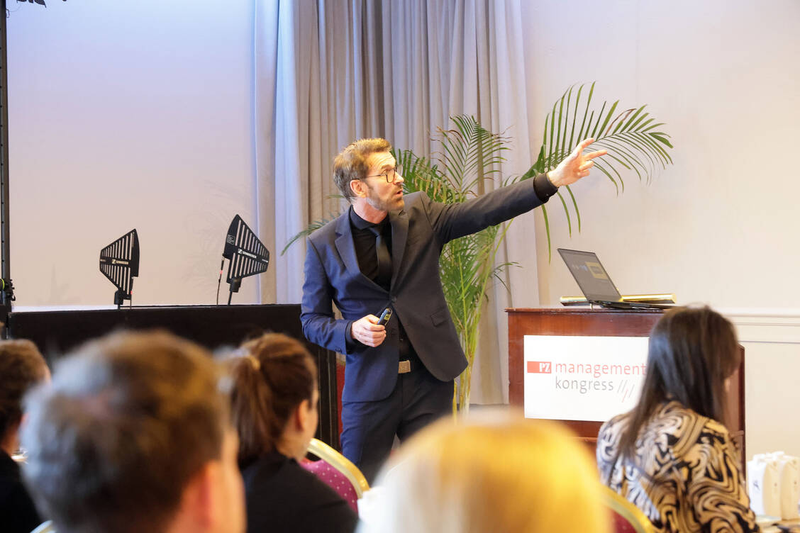 »Strategie braucht Auswahl«, so das Fazit von Peter Kreuz, Spiegel-Bestsellerautor und Unternehmer, in seiner Keynote beim PZ-Managementkongress. / © PZ/ Alois Mueller