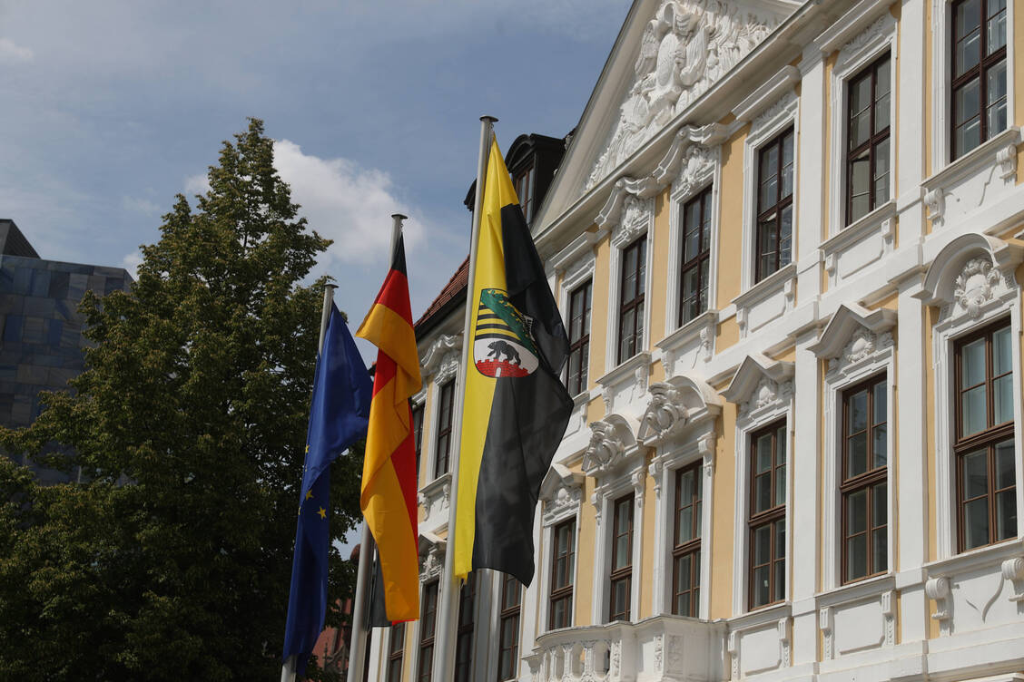 Die CDU ist bei den Landtagswahlen in Sachsen-Anhalt deutlich vor der AfD gelandet und kann somit auch die nächste Regierungskoalition anführen. / Foto: imago images/Christian Schroedter