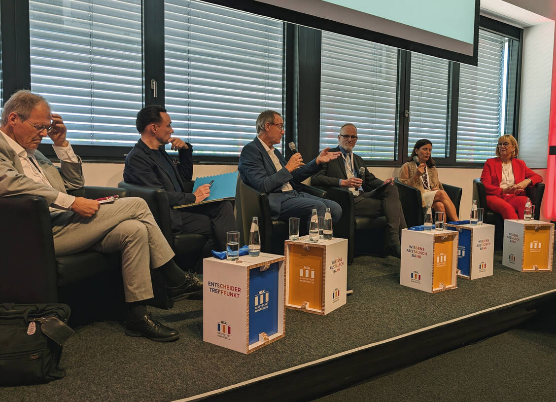Wolfgang Holzgreve, Torsten Rantzsch, Thomas Preis, Hauke Gerlof, Nicola Buhlinger-Göpfarth und Susanne Johna (v. l. n. r.) diskutierten über die arztzentrierte Versorgung. / © PZ/Brockfeld