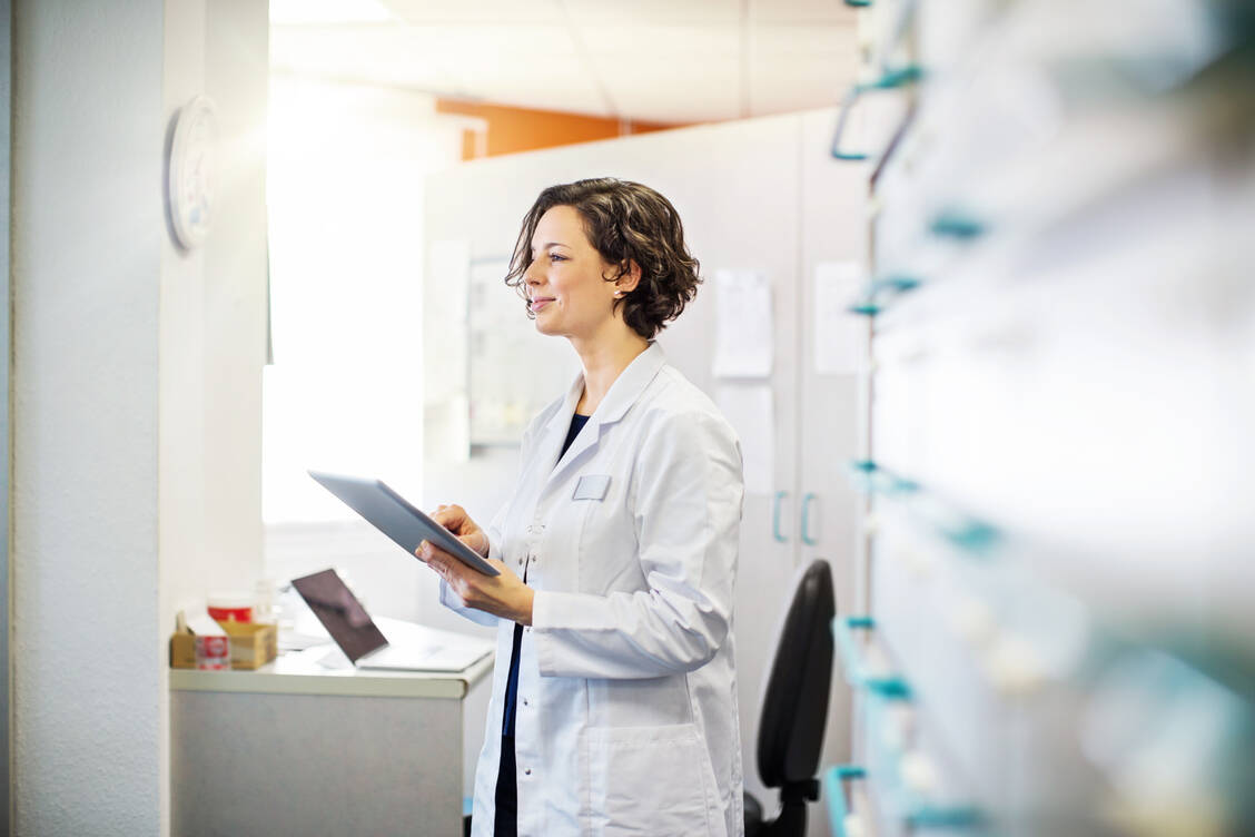 Die neue Ausgabe der PZ ist als E-Paper verfügbar. / © Getty Images/alvarez