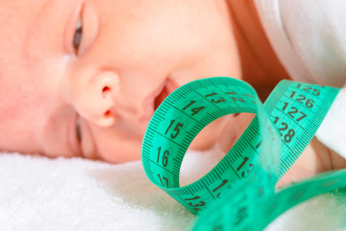 Schätzungsweise werden in der EU pro Jahr 350 Kinder mit Achondroplasie geboren.  Die Diagnose wird heute oft schon pränatal gestellt. Der  neue Wirkstoff Vosoritid kommt derzeit ab einem Alter von zwei Jahren zum Einsatz. / Foto: Adobe Stock/Sergey Novikov