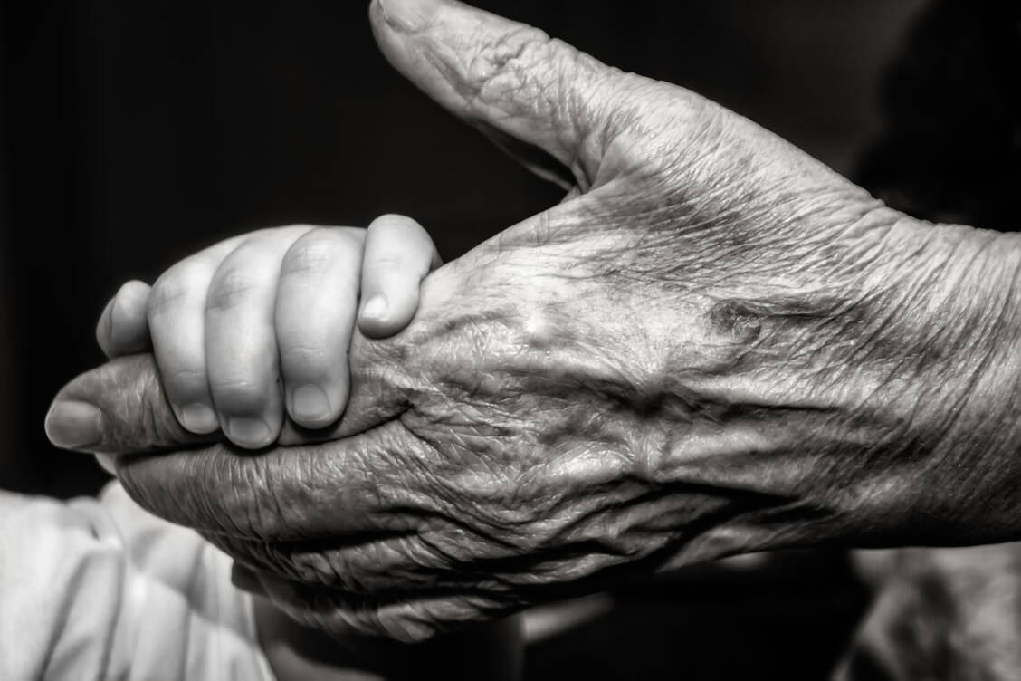 Wie die Haut im Säuglingsalter und in der Kindheit birgt auch die »betagte« oder vorerkrankte Haut besondere Anforderungen zur Anwendung von Glucocorticoiden mit sich. / Foto: Adobe Stock/IRINA