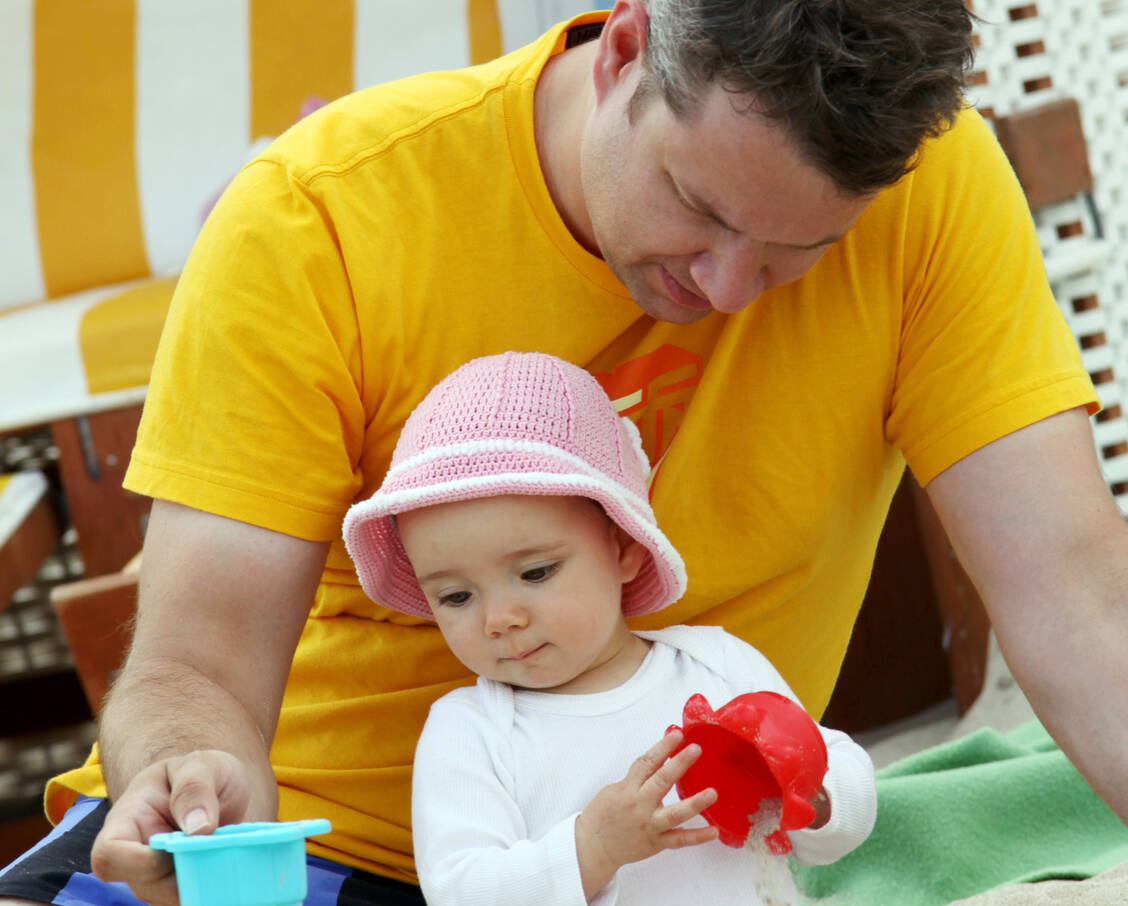 Babykleidung mit UV-Schutz ist optimal am Strand. Trotzdem ist ein Schattenplatz unerlässlich. / Foto: Adobe Stock/Anke Thomass
