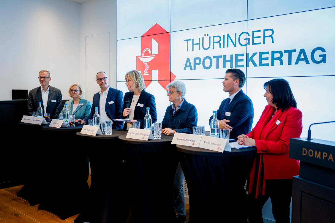 Diskutierten beim Thüringer Apothekertag über die Sicherung der Arzneimittelversorgung (von links): Rainer Striebel, Annette Rommel, Stefan Fink, Anette Schenk, Ulrike Holzgrabe, Sebastian Schütze und Marion Walsmann. / Foto: Jacob Schröter