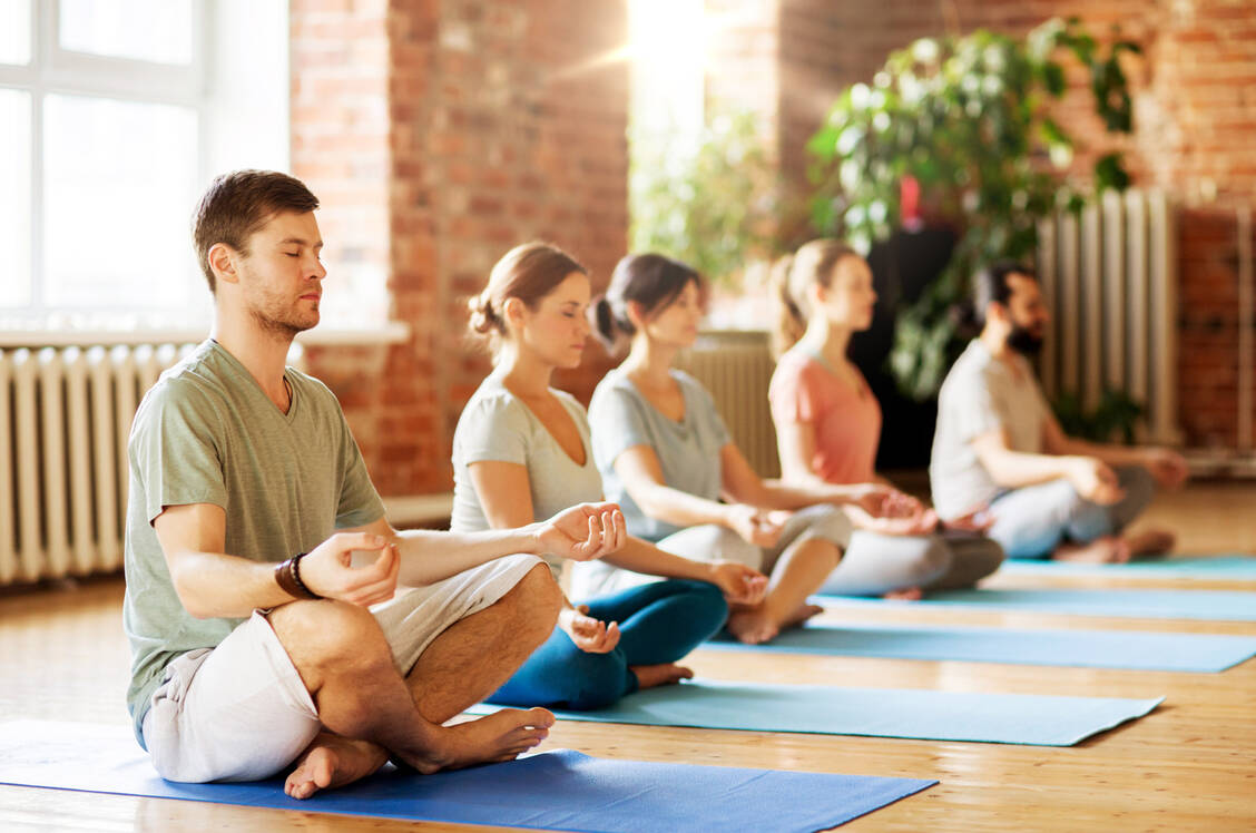 Achtsamkeitsmeditation kann nicht nur Stress und Angst verbessern, sondern möglicherweise auch die Noten von Studierenden. Das legt eine Studie nahe, die an der Universität Köln durchgeführt wurde.  / Foto: Adobe Stock/Syda Productions