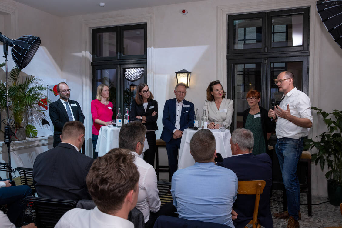 V.l.n.r.: Florian Hartge (Gematik), Susanne Ozegowksi (Bundesministerium für Gesundheit), Sybille Steiner (Kassenärztliche Bundesvereinigung),  Erwin Rüddel (CDU), Gudrun Kreutner-Reisinger (Moderation), Anke Rüdinger (Deutscher Apothekerverband) und  Janosch Dahmen (Grüne) diskutierten über das E-Rezept. / Foto: E-Rezept Enthusiasten