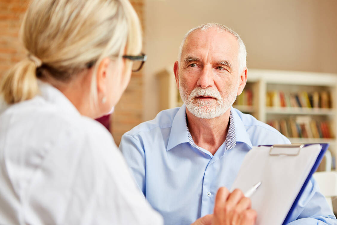 Das Harnblasenkarzinom tritt vor allem bei älteren Menschen auf. Drei Viertel der Patienten sind Männer.  / Foto: Adobe Stock/Robert Kneschke