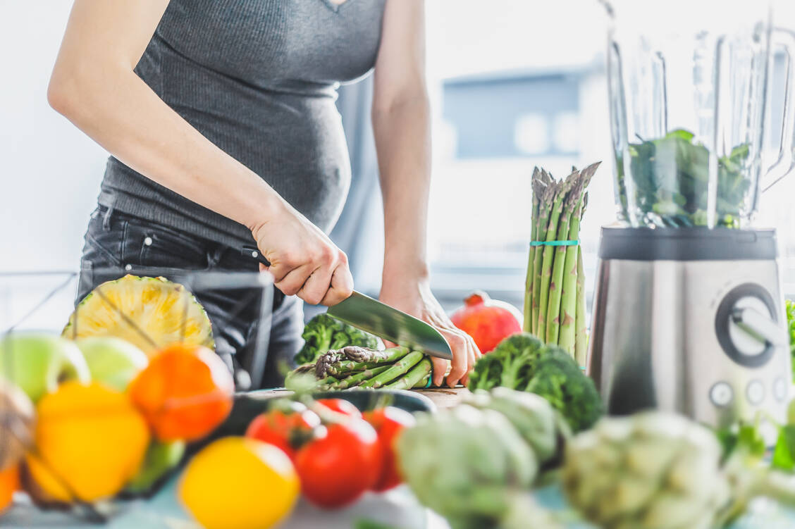 Bei der Umstellung der Ernährung in der Schwangerschaft empfehlen sich Speisen mit einem hohen Anteil an Ballaststoffen in Form von Getreide, Obst und Gemüse. / Foto: Adobe Stock/nerudol
