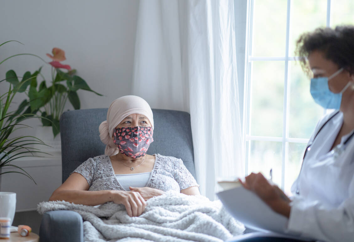 Immunsupprimierte Patienten sollten regelmäßig ihren Impfschutz gegen Covid-19 auffrischen lassen. / Foto: Getty Images/FatCamera