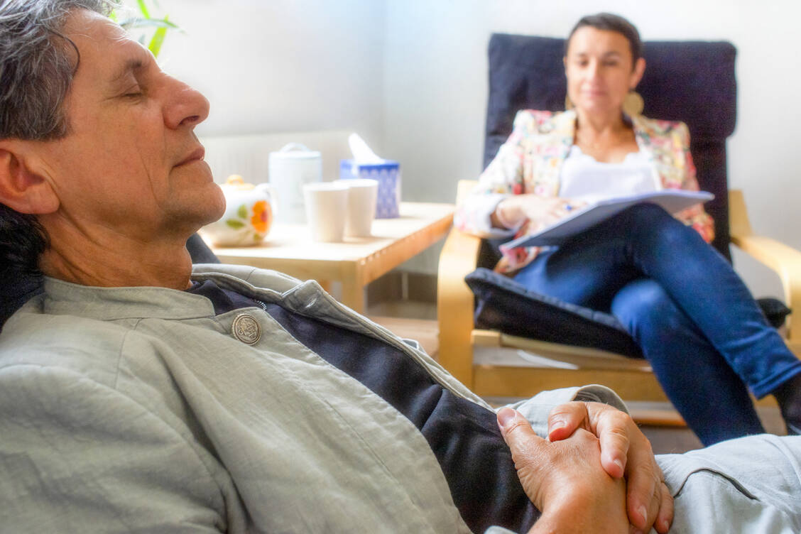 Psychoaktive Stoffe können einigen Patienten mit schweren psychischen Erkrankungen helfen. Sie müssen aber immer in eine Psychotherapie eingebettet sein. Von Selbstversuchen ist dringend abzuraten. / Foto: Getty Images/frédéric Michel