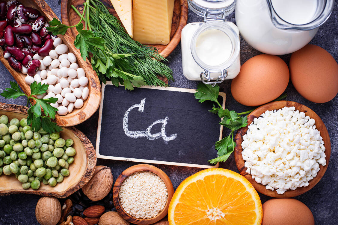 Calciumreiche Lebensmittel sind Milch, Milchprodukte und grünes Gemüse wie Grünkohl, Fenchel, Spinat und Brokkoli sowie Kräuter. Auch Hülsenfrüchte und Nüsse sind reich an dem Mineralstoff. / Foto: StockAdobe/Yulia Furman