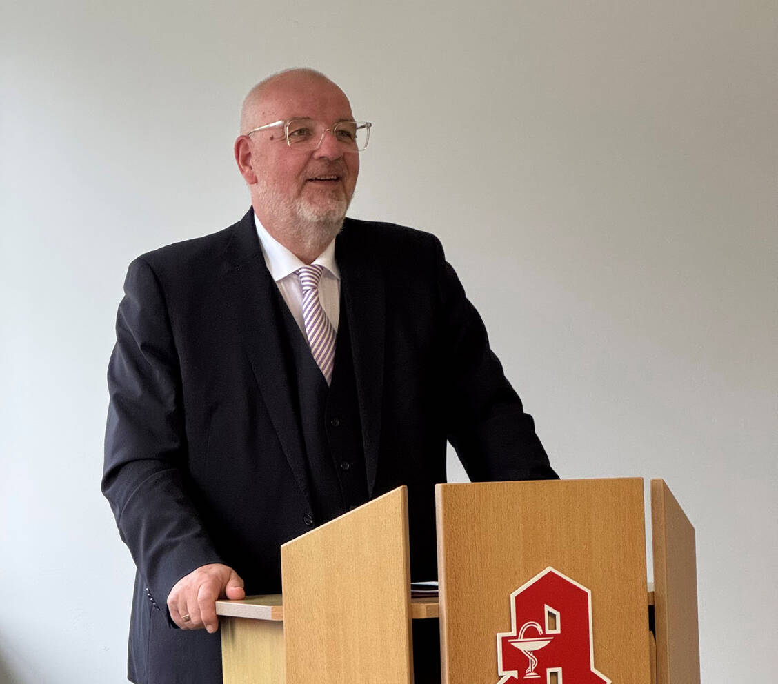 Jens Dobbert, Präsident der Landesapothekerkammer Brandenburg, fordert die Delegierten auf, sich politisch für eine Änderung der Apothekenreform einzusetzen / © AK Brandenburg / © AK Brandenburg