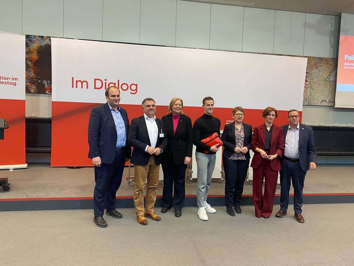 (v.l.n.r.) Sebastian Roloff, Christos Pantazis, Bärbel Bas, Matthias Mieves, Tanja Machalet (alle SPD), Jasmina Kirchhoff (IW) und Francesco Grioli (IGBCE). / © Sebastian Roloff PZ/ Alexandra Amanatidou