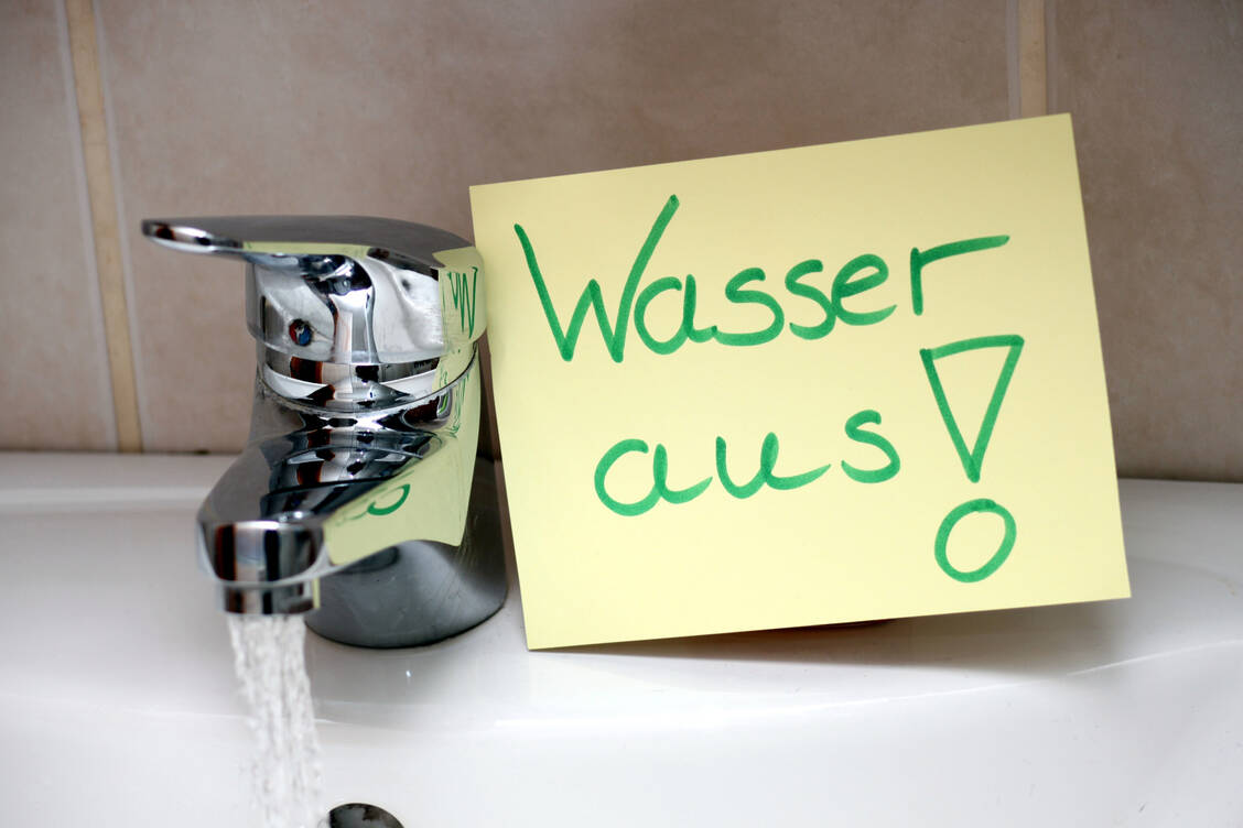 Merkzettel helfen Personen mit milden kognitiven Einschränkungen, den Alltag ohne größere Pannen zu meistern. / Foto: Adobe Stock/Osterland