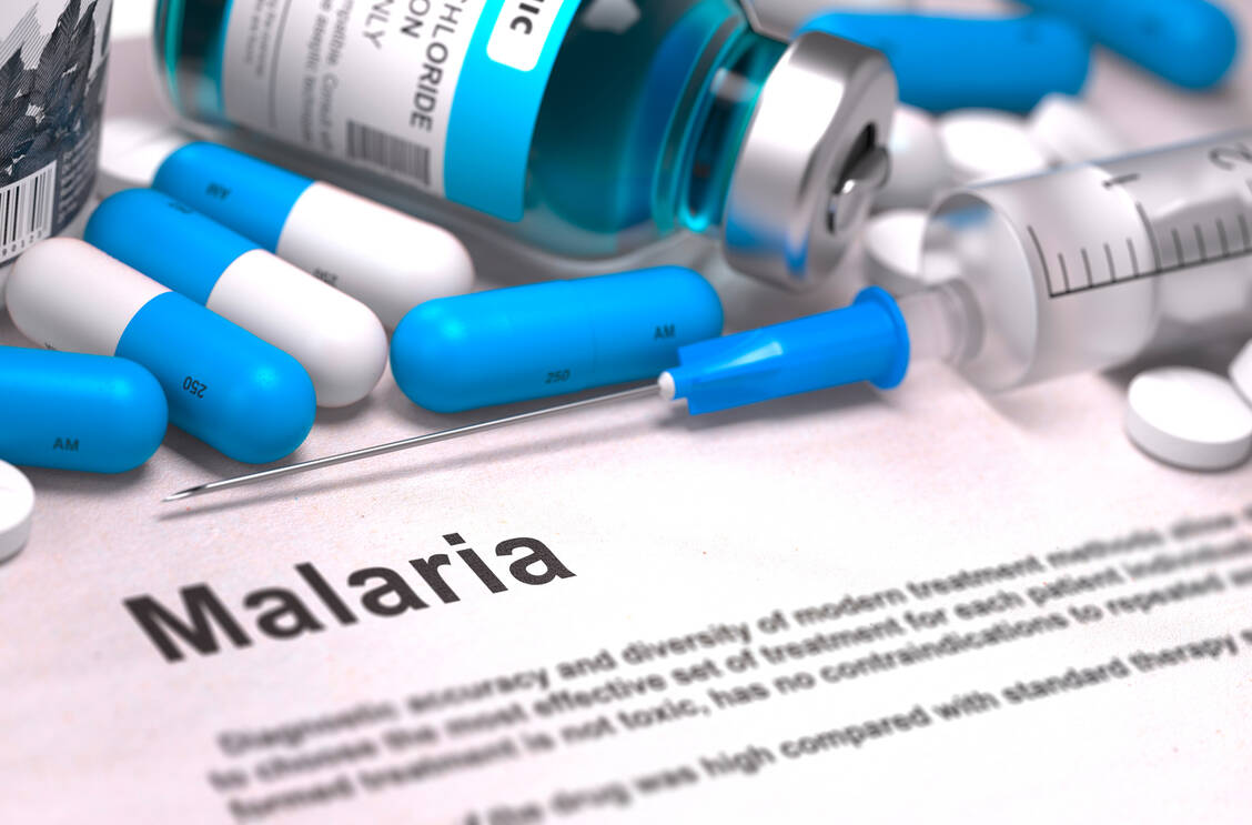 Ein Derivat von Artemisinin und ein zur selben Stoffklasse wie Chloroquin zählender Arzneistoff: Zwei Malariamittel könnten auch bei Covid-19 einen Nutzen bringen. Studien sollen dies nun klären. / Foto: Adobe Stock/ tashatuvango
