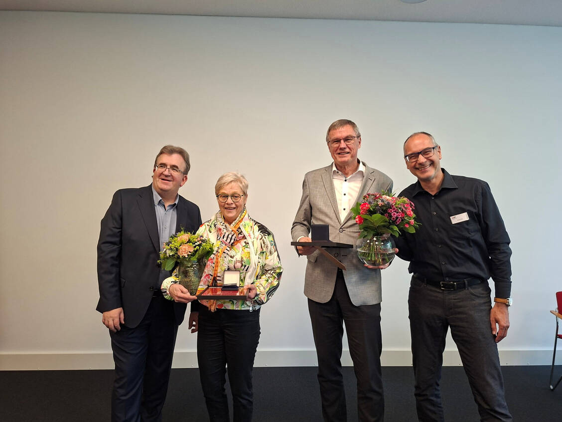 Kammerpräsident Ronald Schreiber (ganz links) verlieh zusammen mit dem ThAV-Vorsitzenden Stefan Fink (ganz rechts) die Trommsdorff-Medaille an Dr. Anke Ritter und Professor Dr. Thomas Winckler.  / © PZ/Hohmann-Jeddi