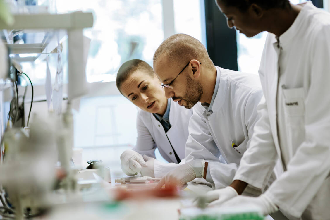 Die Moleküloptimierung bei zyklischen Peptiden ist äußerst komplex. Ein Fortschritt bei einem Parameter kann einen anderen verschlechtern. / © Getty Images/Hinterhaus Productions