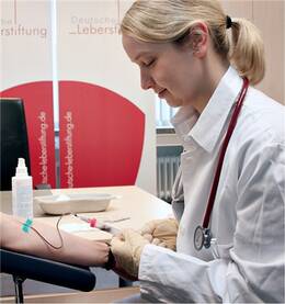 Fester Bestandteil der Diagnostik einer Lebererkrankung ist die Blutentnahme. Sind Leber­zellen geschädigt, ist die Konzentration bestimmter Enzyme im Blut erhöht.
<p class="fotonachweis">Foto: Deutsche Leberstiftung</p>