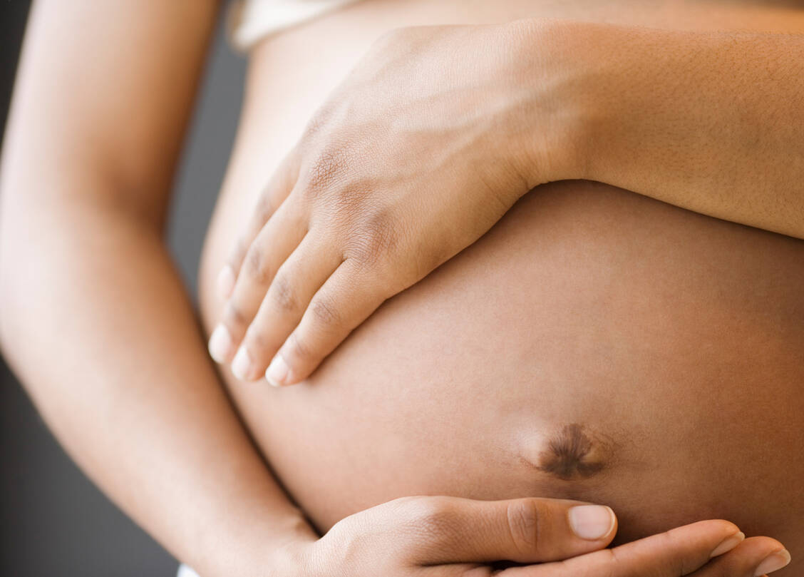 Wenn eine Frau ihr Baby vor der vollendeten 37. Schwangerschaftswoche zur Welt bringt, ist es eine Frühgeburt. Auslöser können etwa immunologische Veränderungen sein. / © Getty Images/JGI