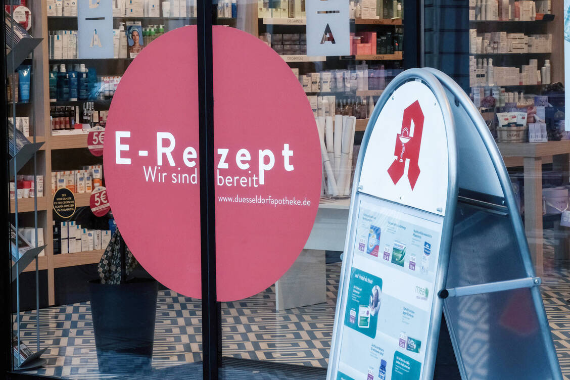 Seit Wochen ärgern sich Apothekenteams über technische Ausfälle  beim E-Rezept. Wartungsarbeiten am E-Rezept-Fachdienst in der kommenden Woche dürften für zusätzliche Verzögerungen sorgen.  / Foto: IMAGO/Michael Gstettenbauer