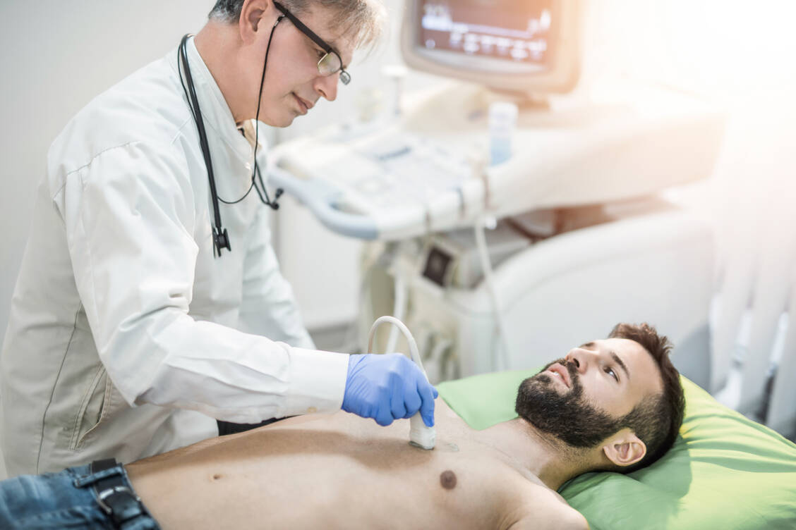 Die Untersuchung auf kardiologische Folgeschäden gehört bei Krebsüberlebenden nach kardiotoxischer Therapie zur Nachsorge. / Foto: Getty Images/DjelicS