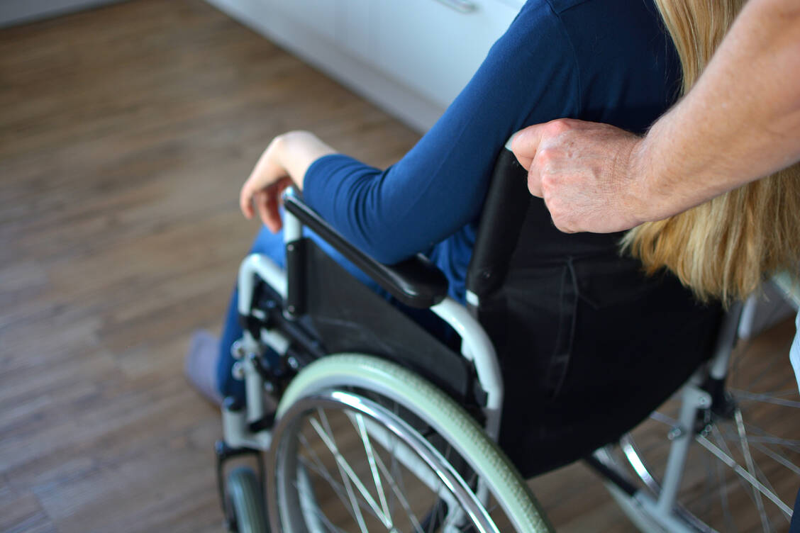 Bei der neurodegenerativen Erkrankung ALS schwinden zunehmend alle Muskelkräfte. Die Patienten verlieren die Fähigkeit, sich zu bewegen, zu sprechen, zu essen und zu atmen. / Foto: Adobe Stock/asbe24