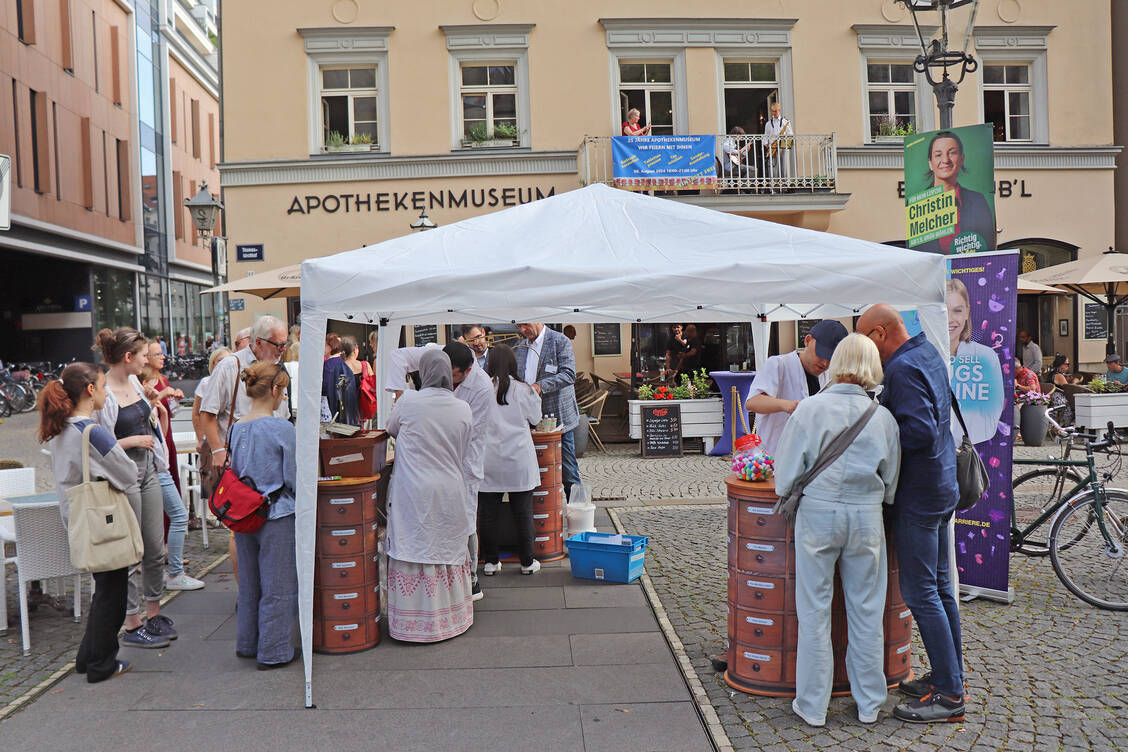 Aktionen mit PTA-Schülerinnen und Schülern der Ruth-Pfau-Schule Leipzig auf dem Thomaskirchhof. / Foto: Sächsisches Apothekenmuseum Leipzig