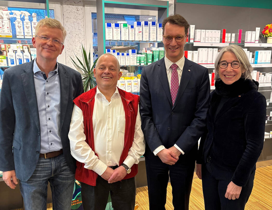 Beim Besuch in der Laurentius-Apotheke Coesfeld (v.l.n.r.): Thomas Rochell (AVWL-Vorsitzender), Dr. Stephan Barrmeyer (Kreisvertrauensapotheker und Inhaber der Laurentius-Apotheke), Hendrik Wüst (NRW-Ministerpräsident) und Gabriele Regina Overwiening (AKWL-Präsidentin). / © AKWL